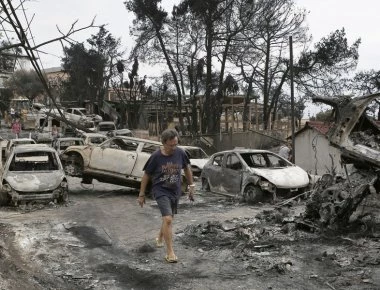 Η οργή ξεχειλίζει στο Μάτι: «Δεν μας βοήθησε κανείς μας έστειλαν να καούμε και να πνιγούμε»